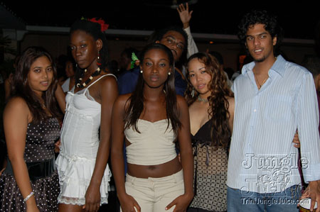 under_the_mistletoe-017