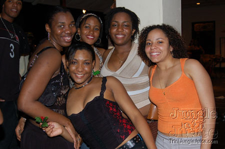 under_the_mistletoe-021