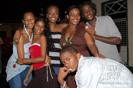 under_the_mistletoe-027