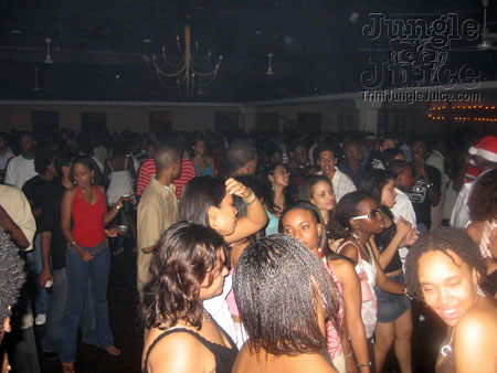 under_the_mistletoe-046