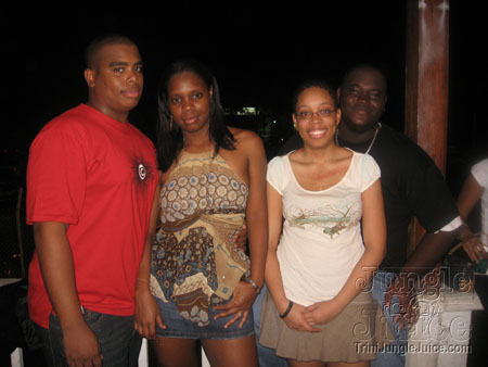 under_the_mistletoe-048