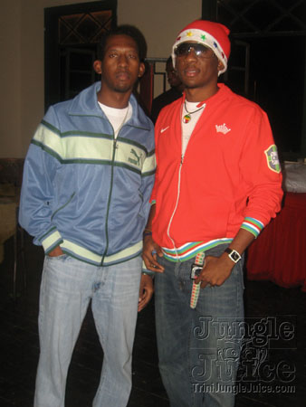 under_the_mistletoe-049