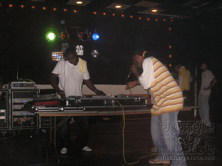 under_the_mistletoe-057