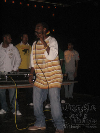 under_the_mistletoe-059