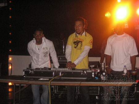 under_the_mistletoe-073