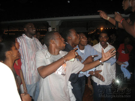 under_the_mistletoe-074