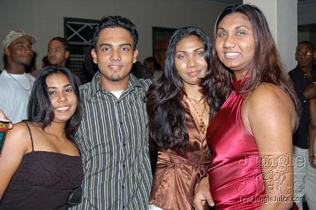 under_the_mistletoe-077