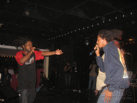 under_the_mistletoe-084