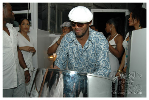 glow7_touch_of_blue-086