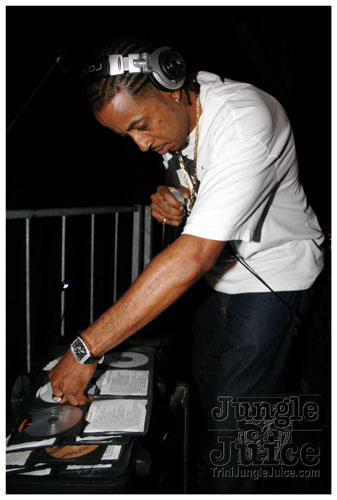 intl_flag_night_2007-056