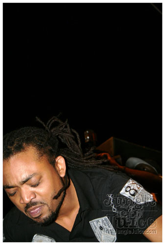 intl_flag_night_2007-068