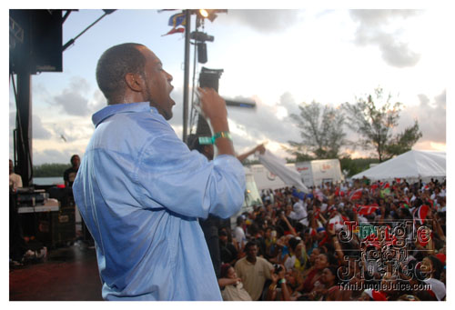 intl_flag_night_2007-086