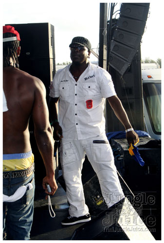 intl_flag_night_2007-173