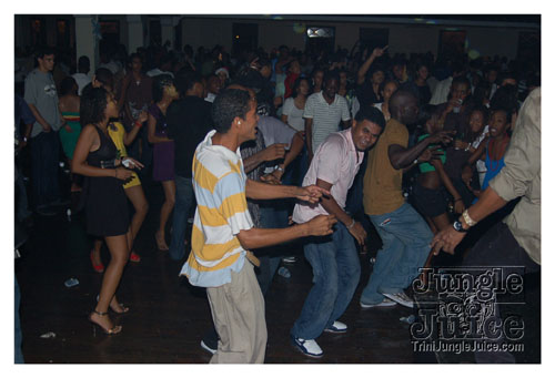 under_the_mistletoe_2007-015