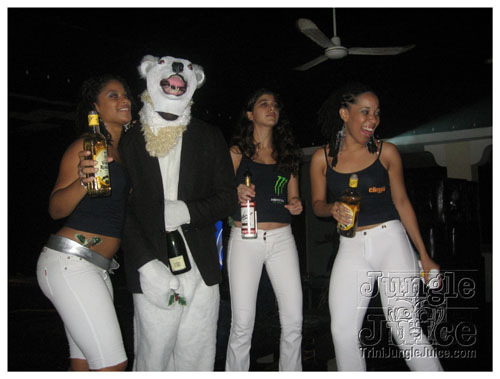 under_the_mistletoe_2007-050