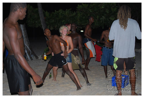 beach_house_sat_launch_nov01-028