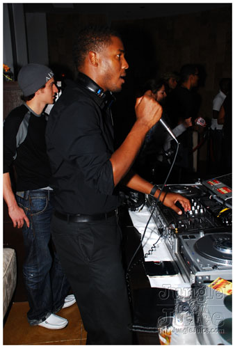 curious_the_rebirth_2008-022