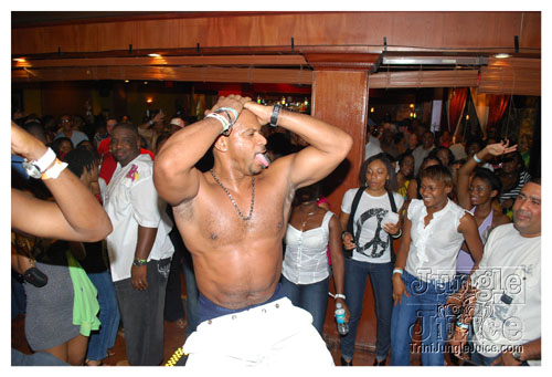 friends_miami_carnival_oct08-077