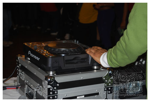 soca_under_de_mistletoe_dec6-047