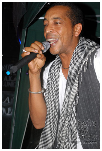 under_the_trees_2008-056