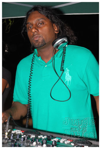 under_the_trees_2008-066