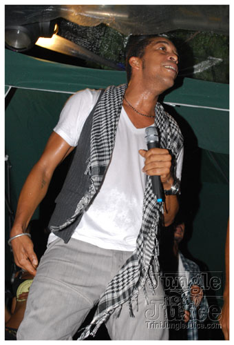 under_the_trees_2008-089