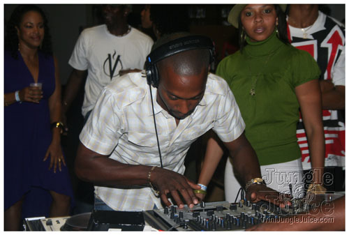 vale_bfast_party_ny_aug30-099