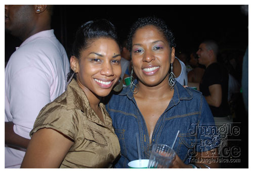 beach_house_carnival_2009-013