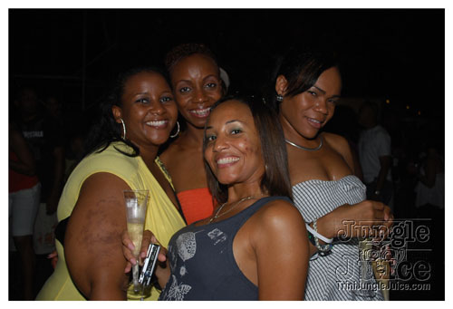 beach_house_carnival_2009-102