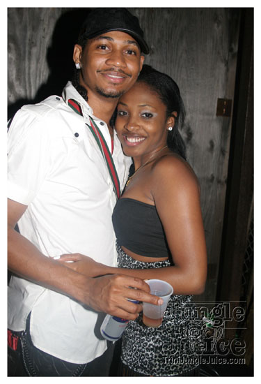 cribs_lost_in_jungle_jun21-082