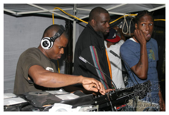 cribs_lost_in_jungle_jun21-134