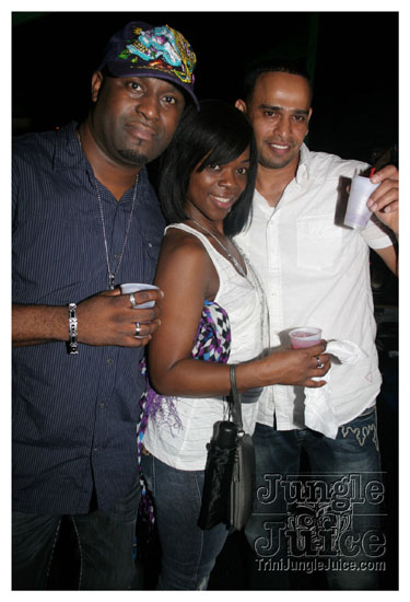 cribs_lost_in_jungle_jun21-195