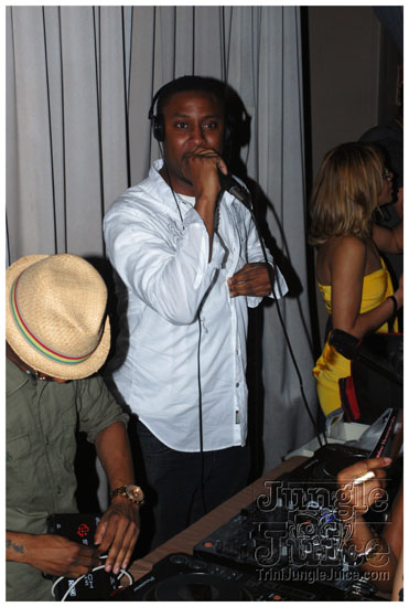 destra_and_friends_live_apr25-046