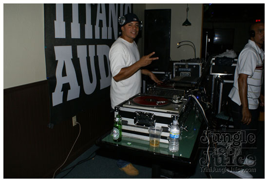 glow_2kwine_may22-007