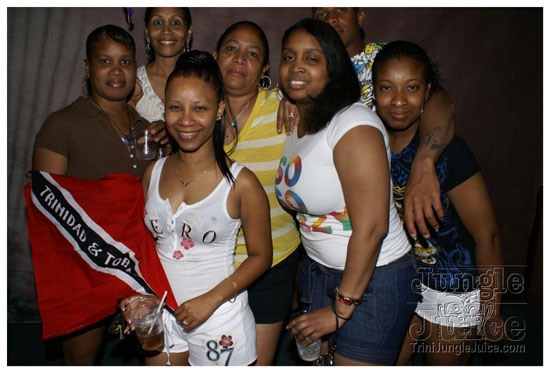 glow_2kwine_may22-010