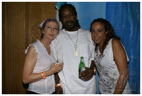 glow_2kwine_may22-011