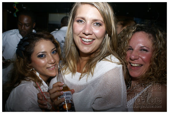 glow_2kwine_may22-027