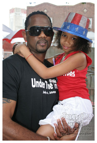 under_the_trees_july4-065