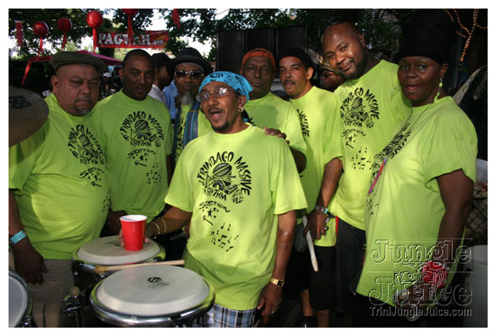 under_the_trees_july4-077