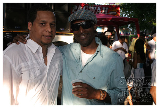 under_the_trees_july4-116