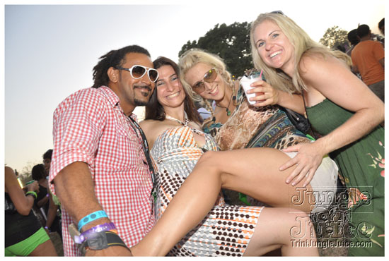 beach_house_carnival_2010_pt1-040