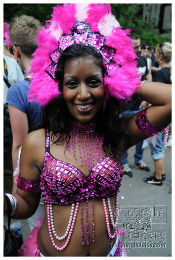 berlin_carnival_fantastic_flamingos_may23-050