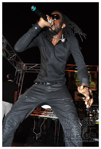 black_n_white_2010_oct8-073