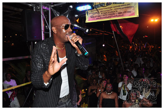 black_n_white_2010_oct8-092