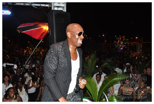 black_n_white_2010_oct8-093