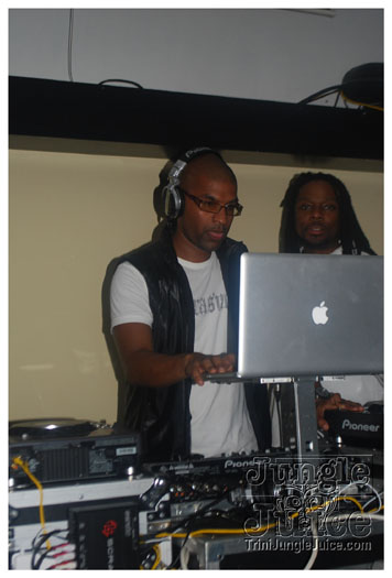 tight_in_white_jun13-009