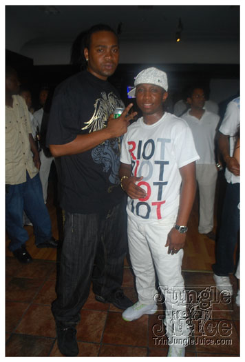 tight_in_white_jun13-012