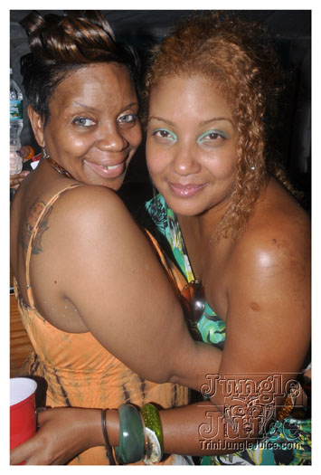 under_the_trees_2010_july4-043