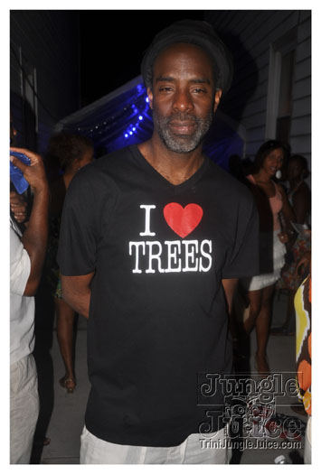 under_the_trees_2010_july4-044