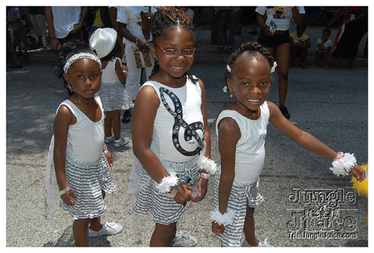 atl_carnival_parade_2011_part1-124